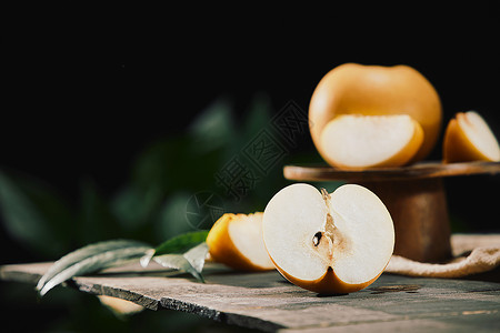切开的香梨和完整的香梨桌面上的切开的秋月梨背景