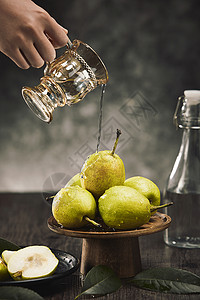 梨子水水倒在桌面上的小香梨背景