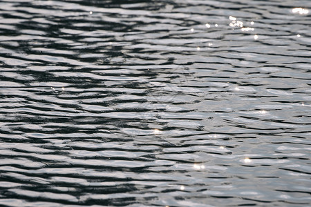 午后波公园里光粼粼的湖水高清图片