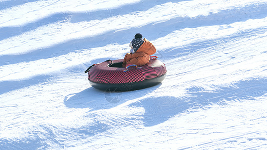 冬季滑雪男孩雪地里滑雪的小男孩背景