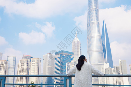 城市酷站欣赏欣赏上海景色的旅游女生背景