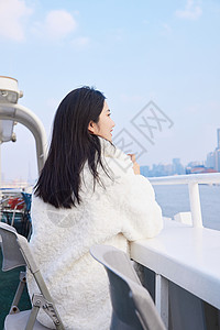 游轮船欣赏景色的女生背景图片