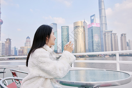 在船上的诗人白天在浦江游轮船上拍照打卡的旅游女生背景