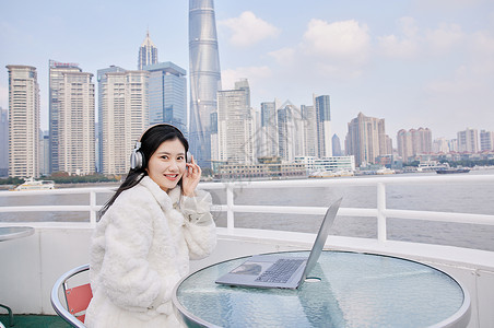 上海宣传片视频白天在游轮船上视频通话办公的女性背景