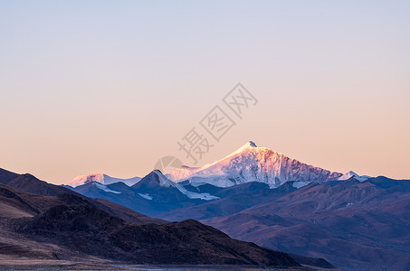 湖边雪山西藏南迦巴瓦雪山冬日风光背景