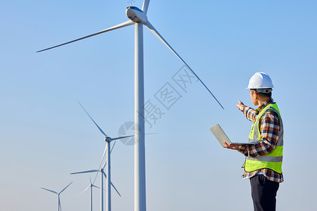 走向绿色文明男性工程师检查风力发电设备背影背景