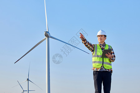 安全风控男性工程师检查环保风力发电设备背景