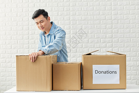 男性爱心捐赠整理捐赠箱图片
