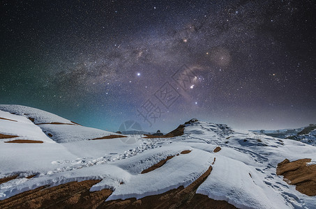 陕西波浪谷冬季雪景星空高清图片