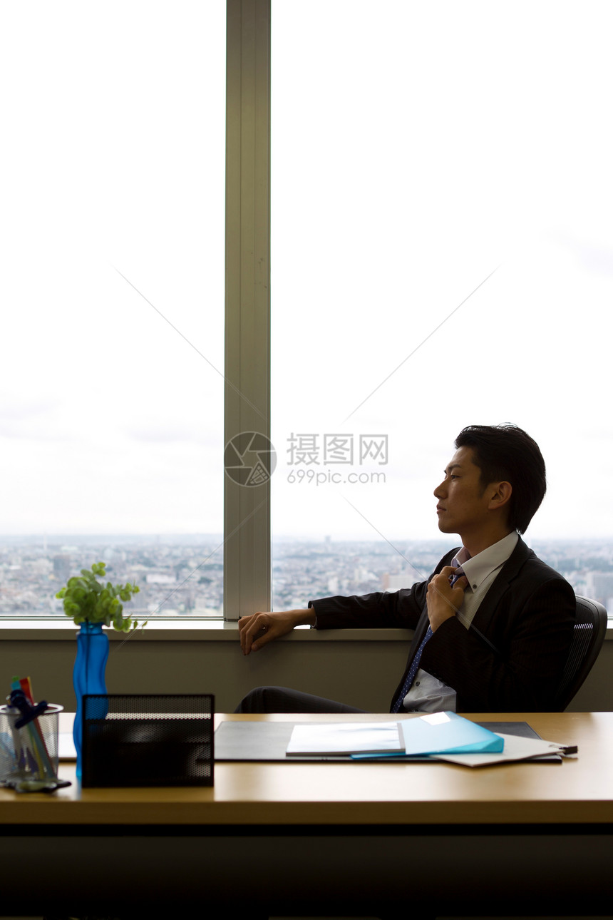 坐在窗前的商人图片