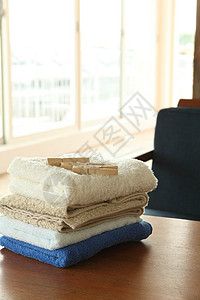 桌上的毛巾净化挂衣钩高清图片