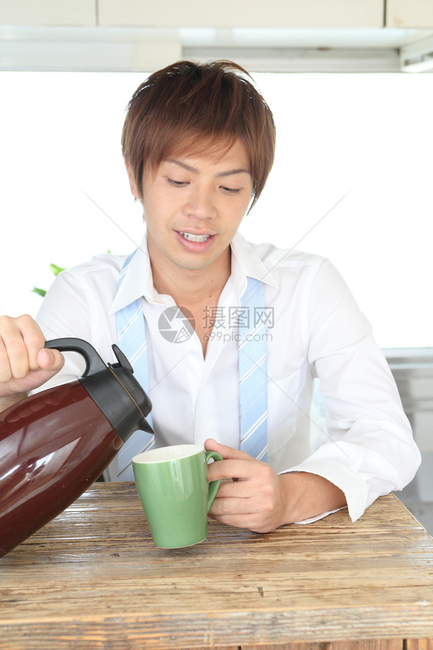 男人用热水冲咖啡图片