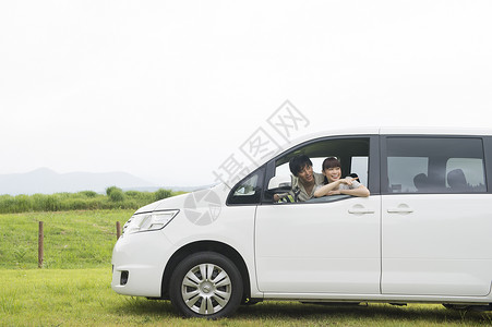 年轻夫妇驾驶汽车旅行图片