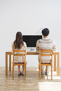 一堆男女共用一台电脑图片