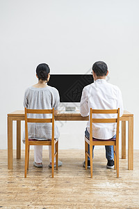 中年夫妇使用电脑背影图片