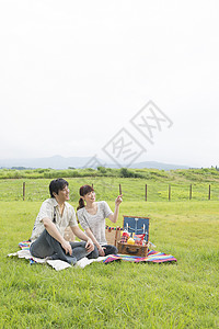 情侣户外草地野餐图片