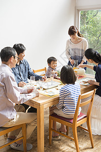 一家人聚会喝茶聊天高清图片