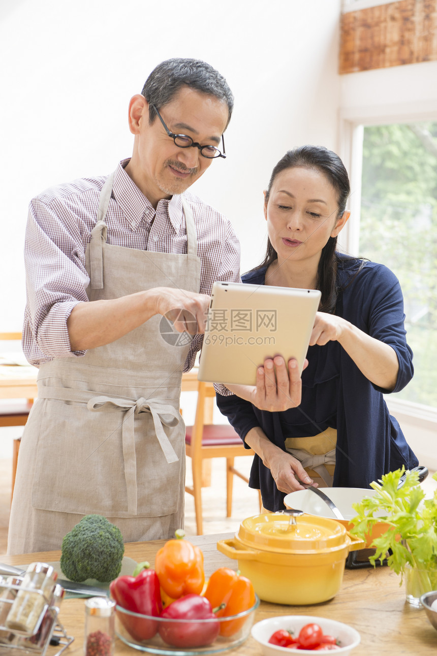 厨房里中年夫妻准备料理图片