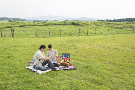 情侣户外草地上野餐图片
