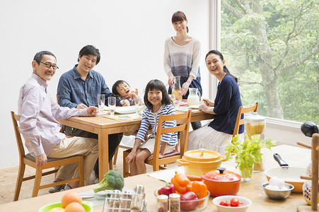 三代家庭餐桌上就餐形象图片