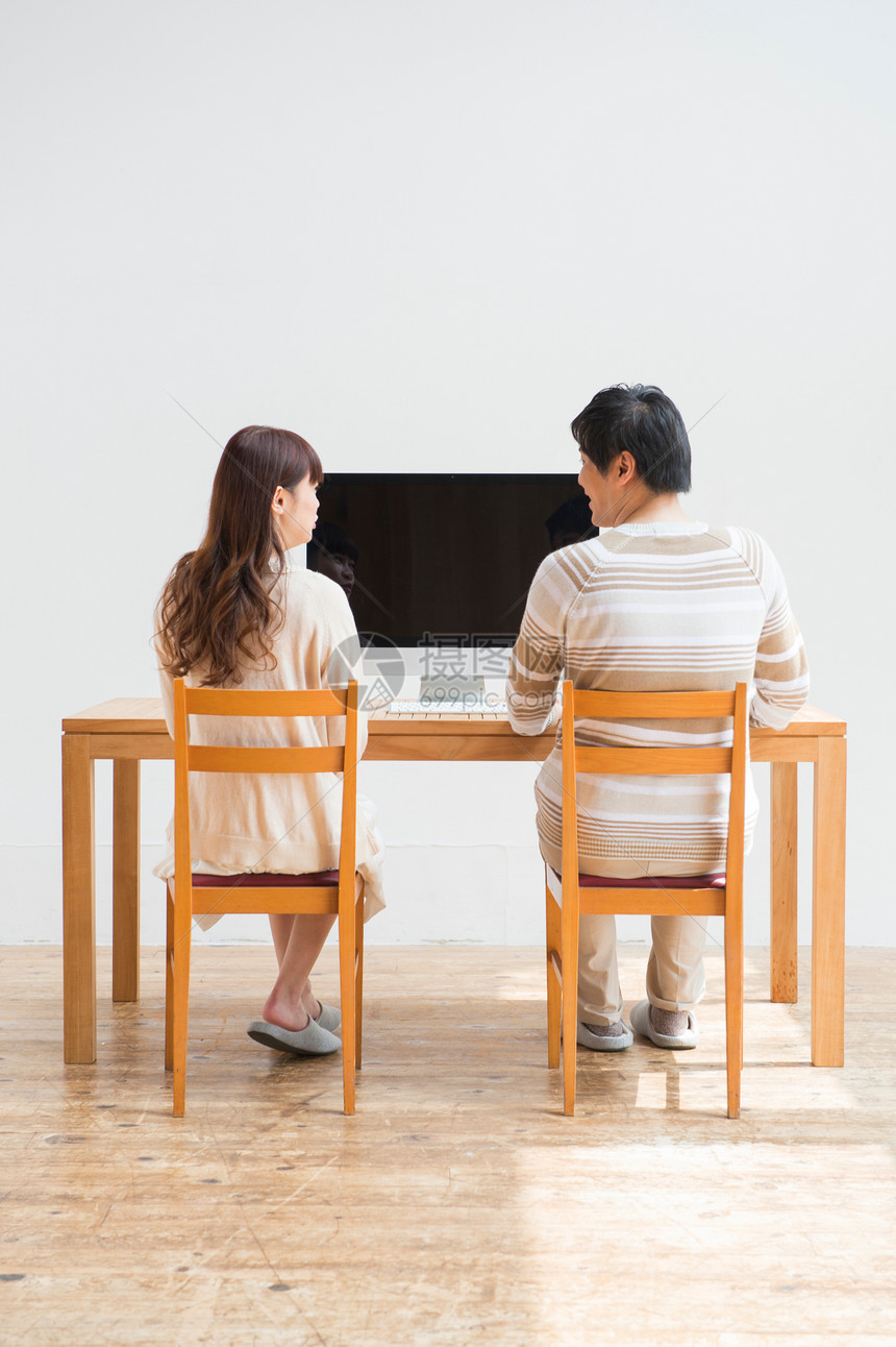 年轻夫妻居家使用电脑背影图片
