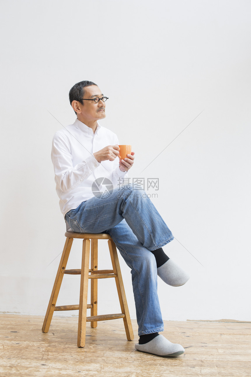 中年男子喝茶形象图片
