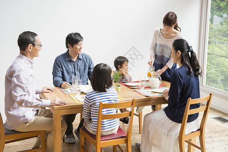 三代家庭家中聚餐图片