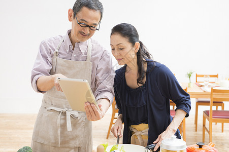 中年夫妇厨房学习料理图片