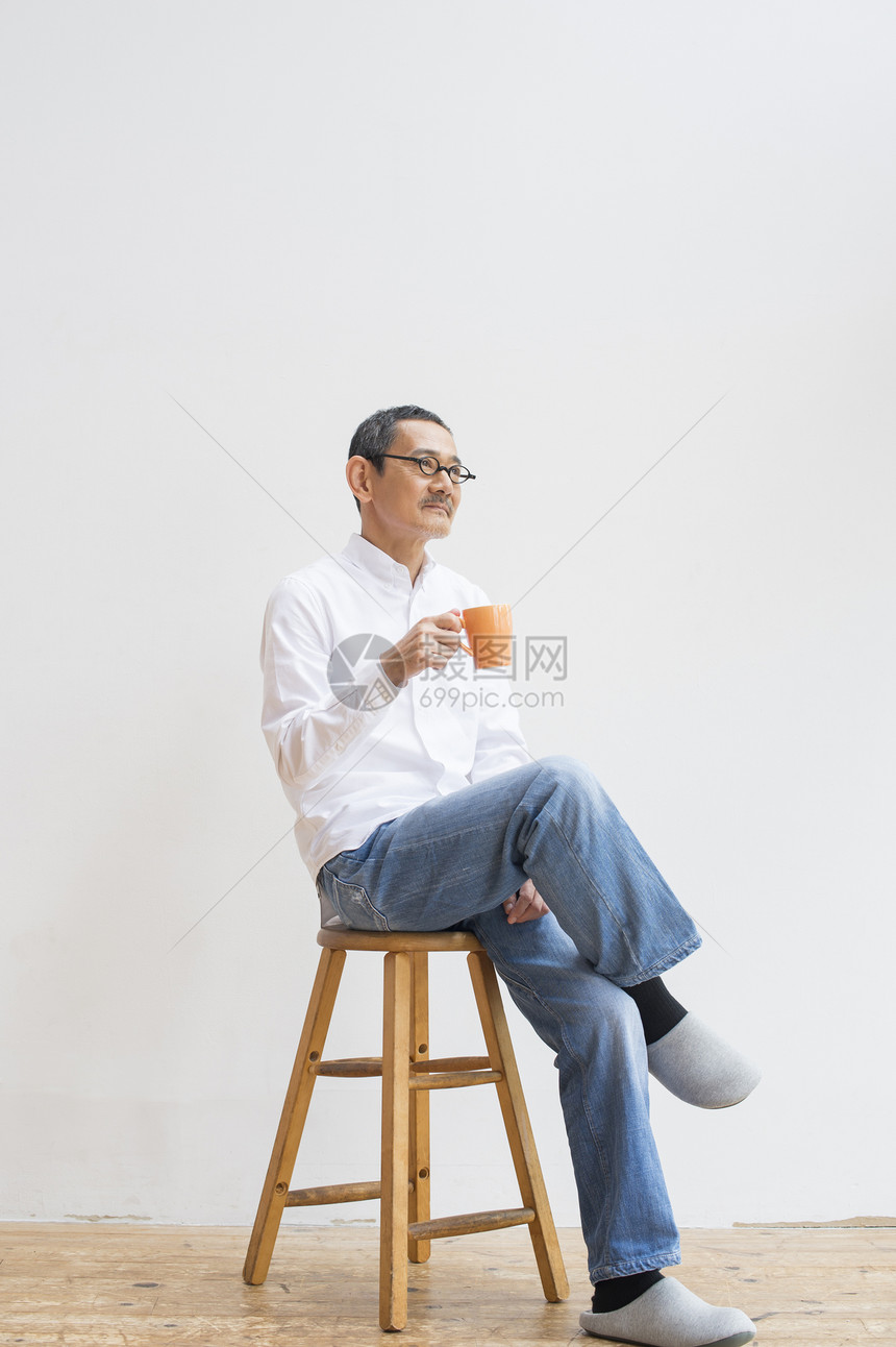 穿着白衬衫的中年男子喝咖啡图片