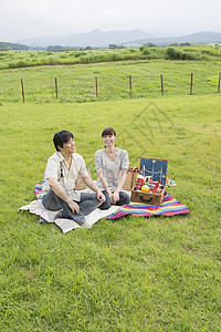 年轻情侣草地野餐图片