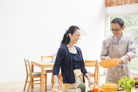 中年夫妇家中准备料理图片