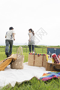 年轻情侣草地野餐游玩图片