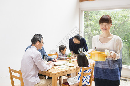 家庭主妇聚餐制作料理图片