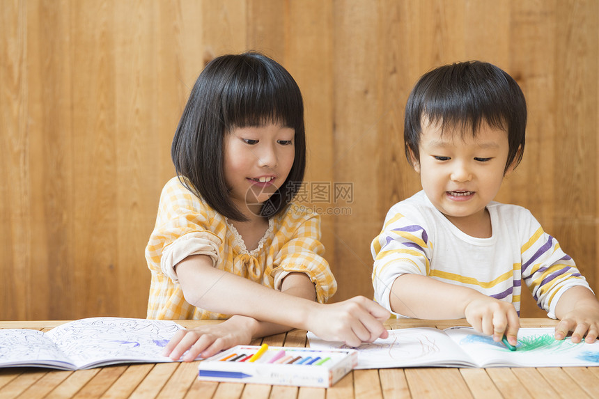 小男孩和小女孩画画图片