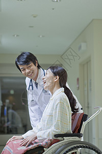 医院走廊上推轮椅的医生和病人图片