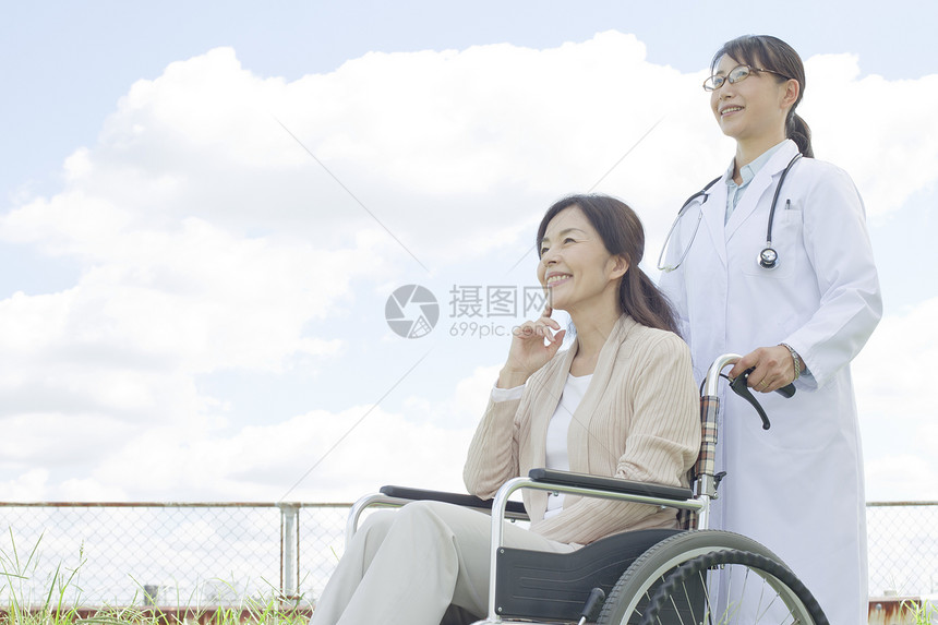 医生推着轮椅上的患者天台散步图片