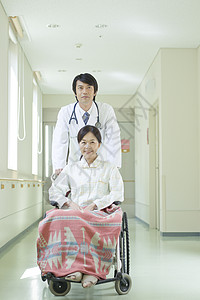医生推着轮椅的患者图片