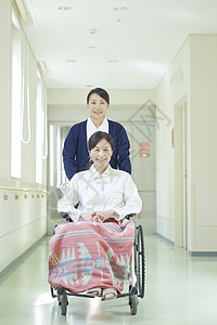 护士推着轮椅的病患图片