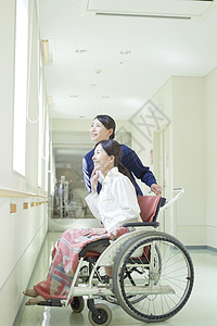 走廊上的护士推着轮椅上的女人图片