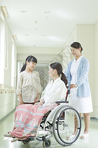 走廊上的护士与轮椅上的病人和家属图片