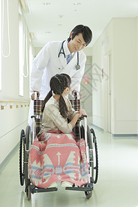 走廊上的医生与轮椅上的小女孩图片