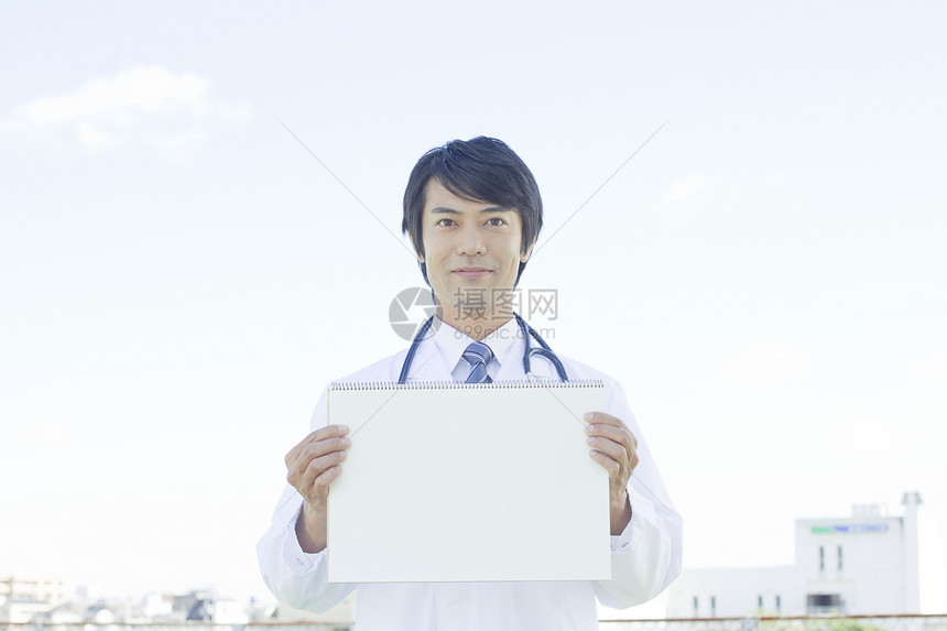 户外举着白板的男医生图片