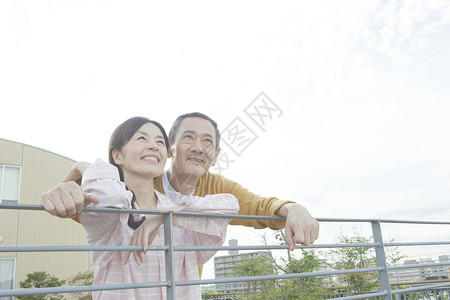 楼顶上恩爱的中老年夫妻图片