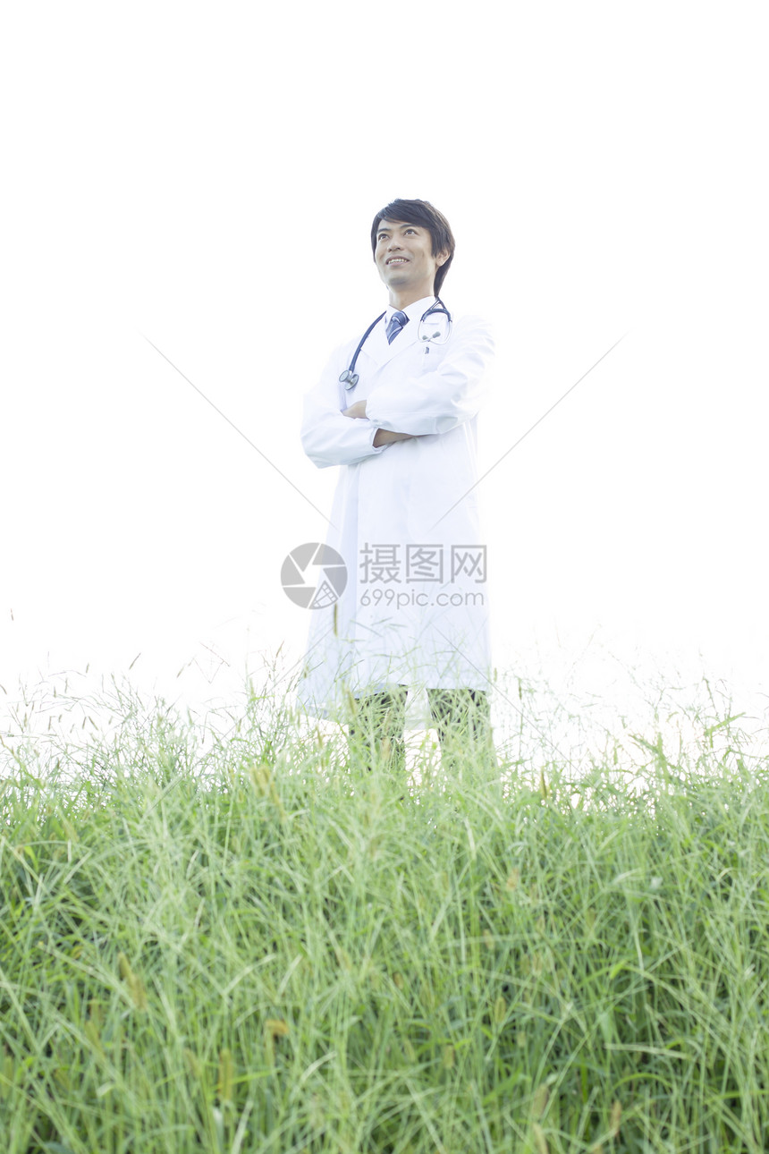 草坪上站着的医生图片