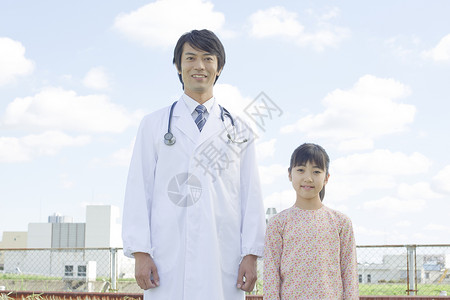 医院天台上的医生和孩子图片