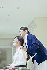 护士走廊推着轮椅上的患者图片