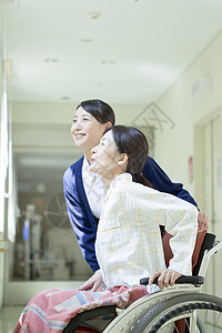 护士陪伴轮椅上的病人图片