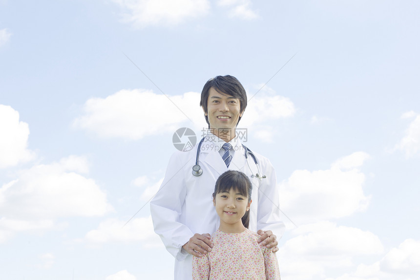 蓝天下的医生和孩子图片