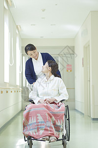 推着轮椅的护士图片
