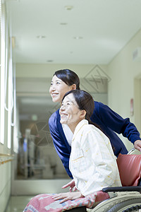 护士推着轮椅上的女患者图片